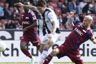 Steve Rouiller (à droite) s'interpose devant Stefan Zuber. KEYSTONE/GAETAN BALLY